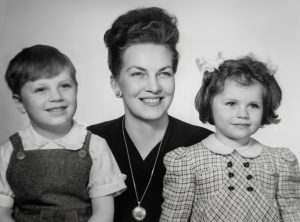 2-3 Kerstin med Klas och Gerd 1947